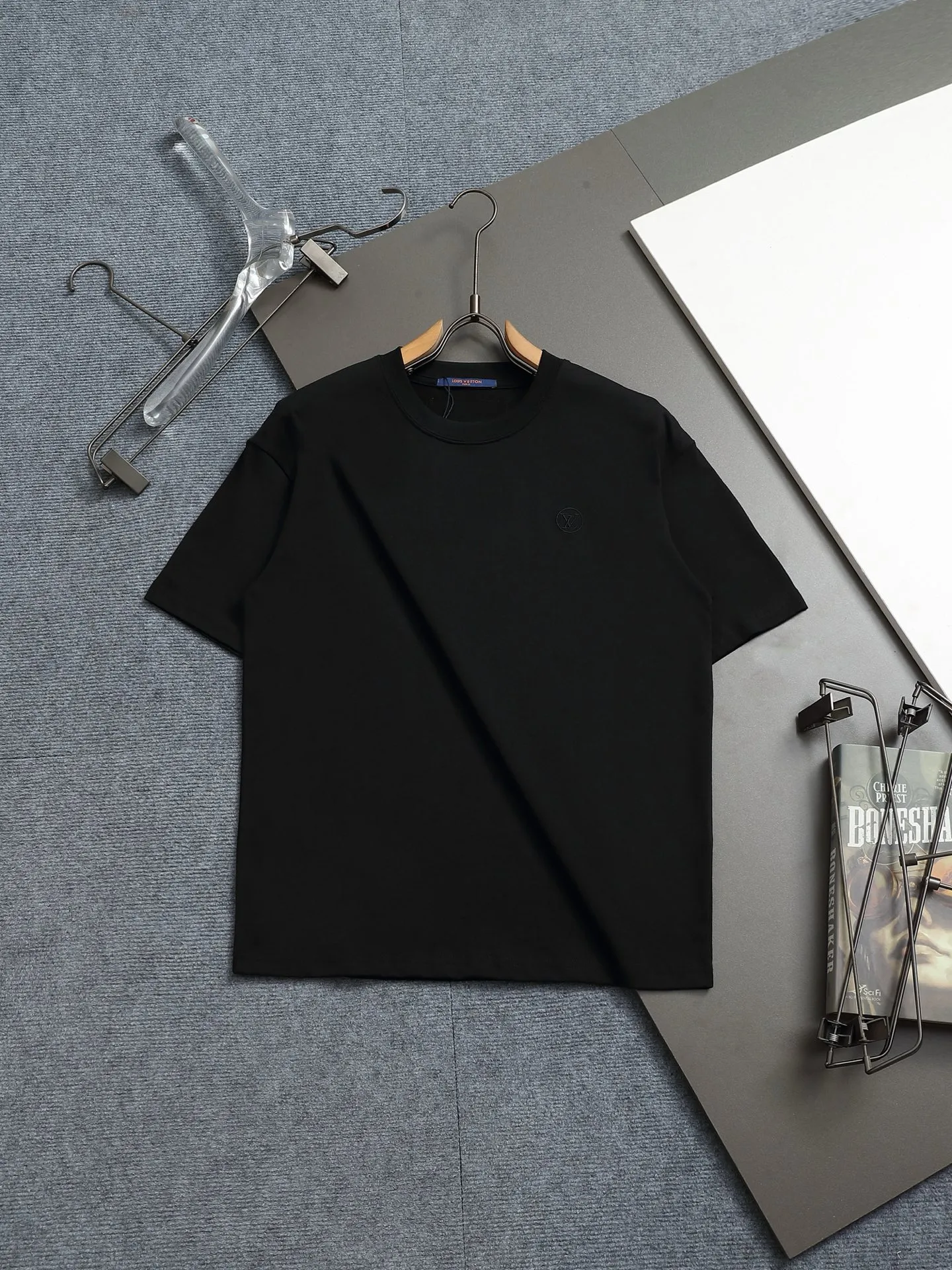🅿️170 Louis Vuitton Louis Vuitton 1V slightly wide version XS-L 25SS LV new product counter catwalk model with leather letter logo embroidery on the front and back, same style for men and women! Short-sleeves are not the same as the general public, but must be unique and eye-catching. This LV short-sleeves is all about quality, comfort, consistent style, fashion, including fabrics and cutting techniques, all of which have been made with great effort! 320 grams of washed pure cotton fabric, pure cotton is breathable, very refreshing and comfortable for daily wear. The rib knitting on the neckline is smooth and tight, and the neckline will not be skewed if you toss it at will. The loose version, you will find that it looks really good on the upper body. The overall is minimalist and neat, super versatile for daily use! Pair it casually with a pair of pants for a youthful look. A T-shirt will make your outfit crazy. It is a fashionable item that can never go wrong! Color: Black White Size: XS-L Size chart: